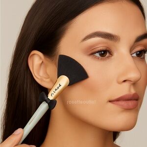 Too Faced Mr. Chiseled Contour Brush - Gold and Black